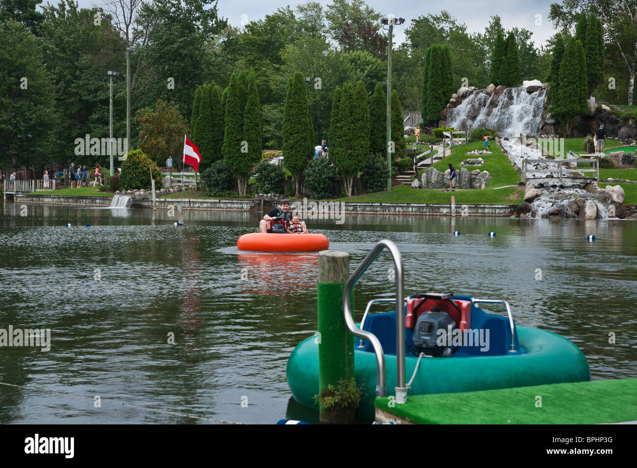 Silver Lake State Park ein Stadtpark mit Bumper Boats in Michigan MI USA öffentlicher Garten von oben US Daily Life Lifestyle horizontal Hi-res Stockfoto