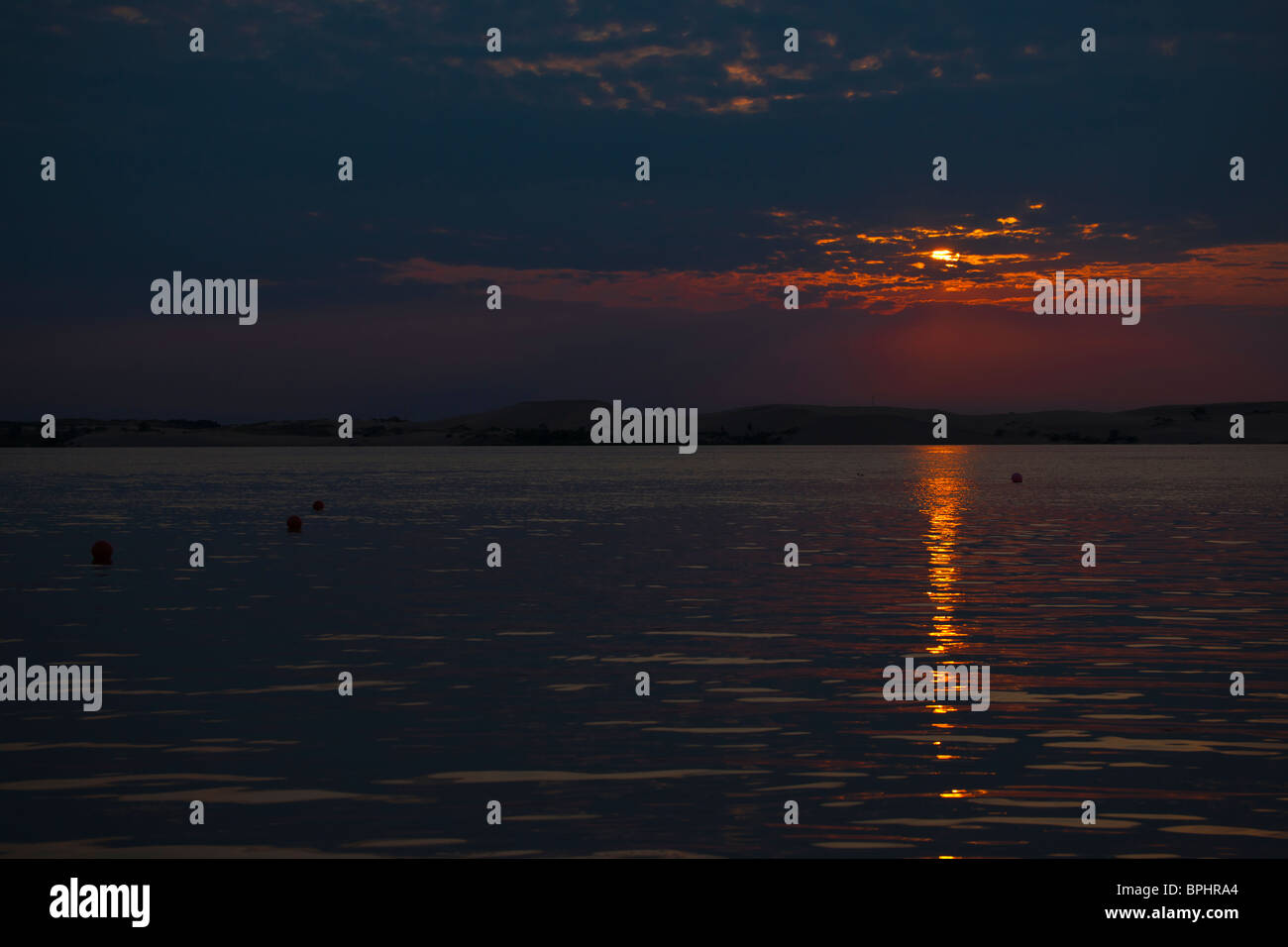 Silver Lake in Michigan in den USA ein dramatischer Sonnenuntergang über dem Wasser mit Sanddünen im Hintergrund Niemand keine horizontale Hi-res Stockfoto