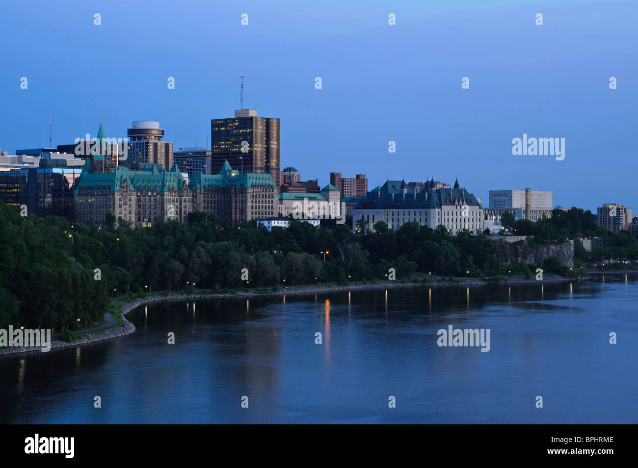 Ottawa-Skyline mit Supreme Court am Ufer des Ottawa River in der Abenddämmerung, Nepean Point Ottawa Ontario Kanada Stockfoto