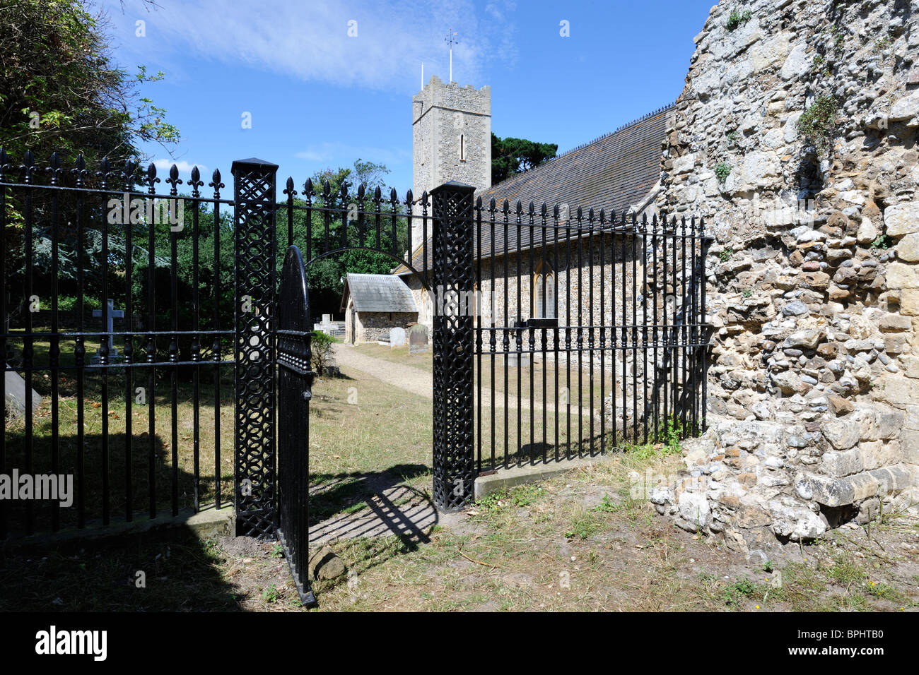 Offene Tor aus einem Aussätzigen-Kapelle, St. James Church, Dunwich, Suffolk, England Stockfoto