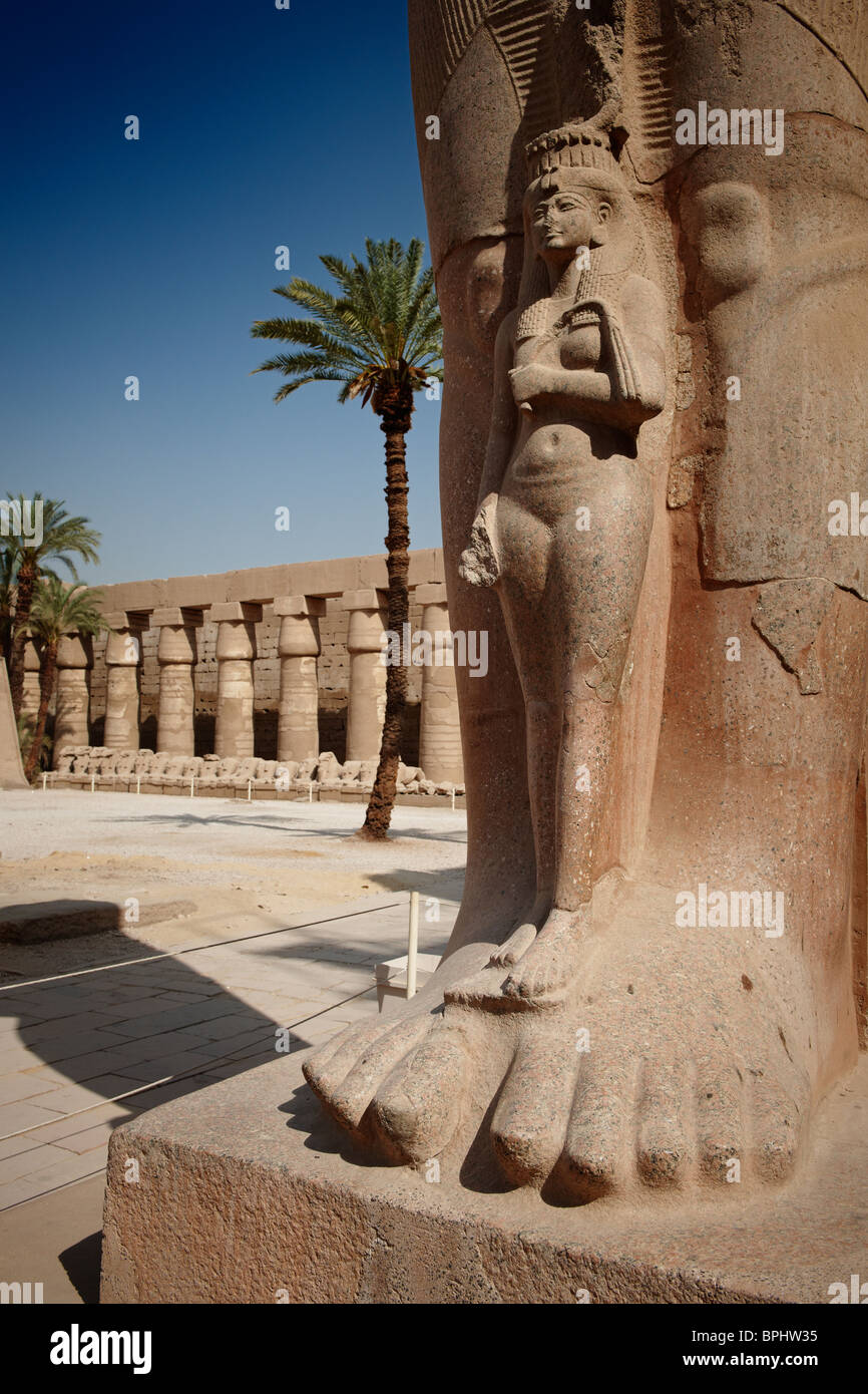 Statue von Ramses II. und seine Tochter Merit-Amun im Tempelkomplex von Karnak, Luxor, Theben, Ägypten, Arabien, Afrika Stockfoto