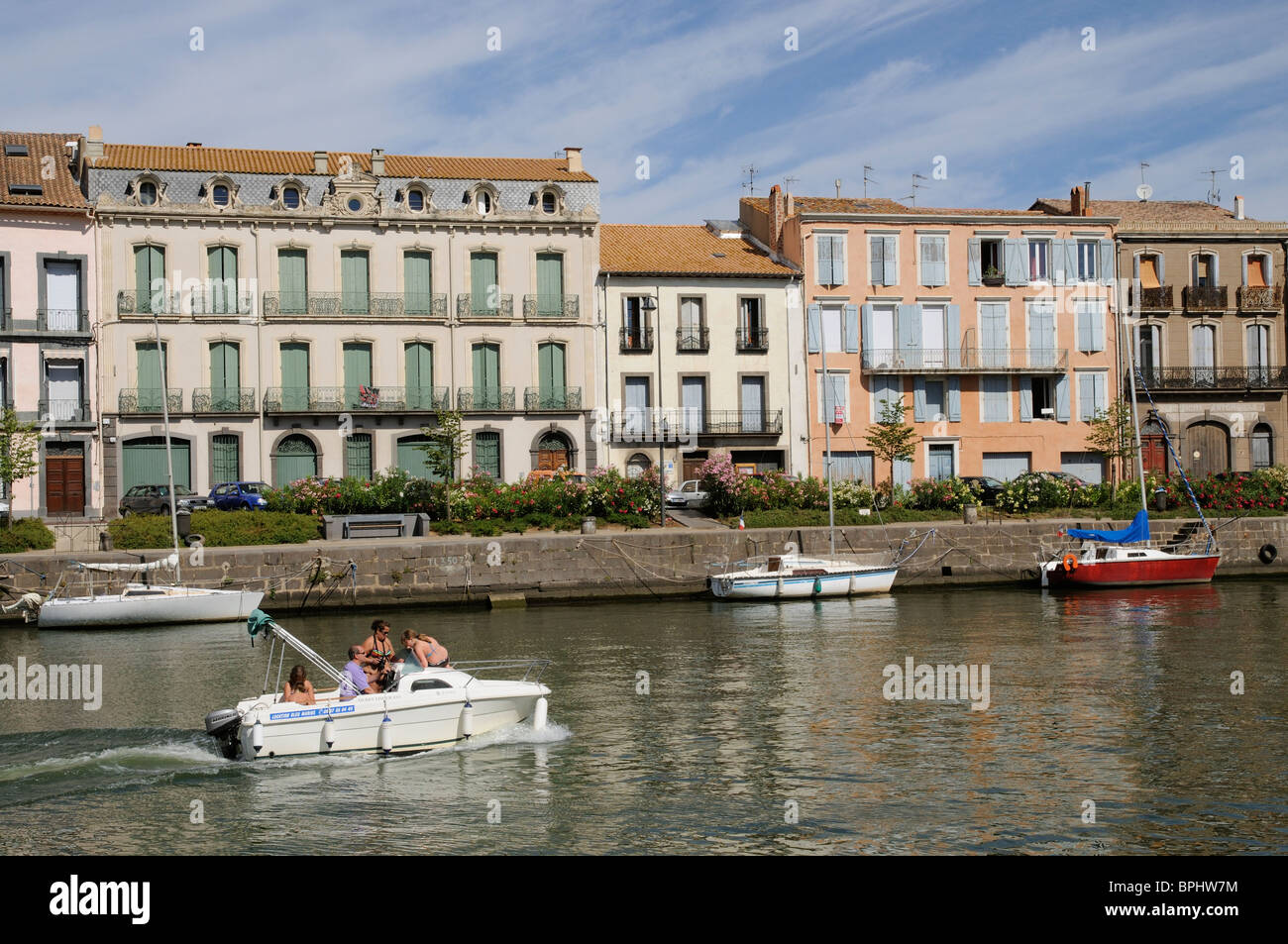 Fluss Hérault & Fensterläden Häuser in Agde eine Stadt in der Region Languedoc-Roussillon Südfrankreich Stockfoto