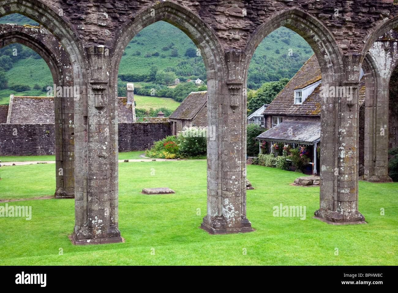 Llanthony Priory; Brecon Beacons; Wales; angrenzenden Fußweg genommen form Stockfoto