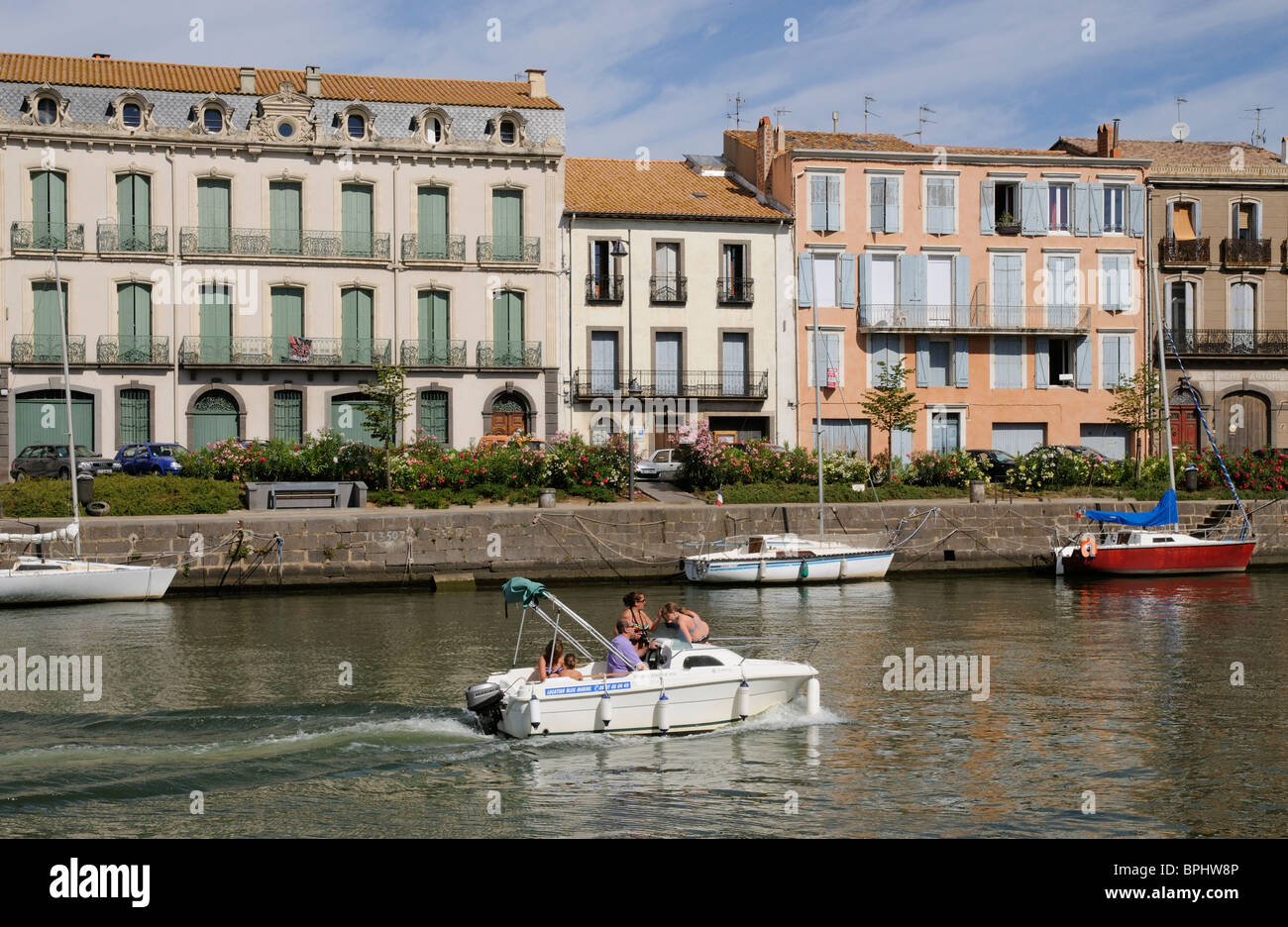 Fluss Hérault & Fensterläden Häuser in Agde eine Stadt in der Region Languedoc-Roussillon Südfrankreich Stockfoto