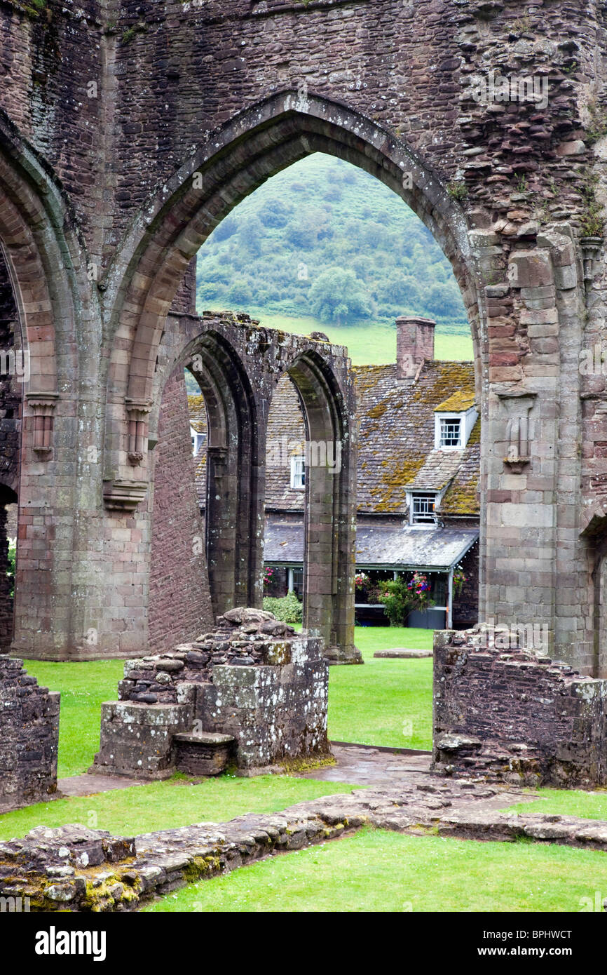 Llanthony Priory; Brecon Beacons; Wales; Neben öffentlichen Fußweg entnommen Stockfoto