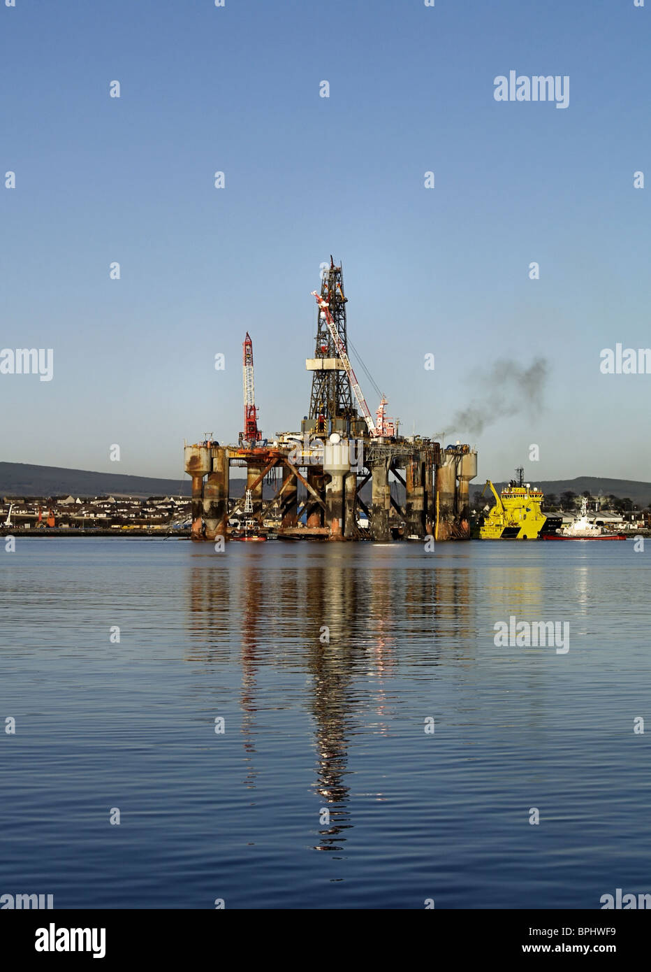 Ein Semi Sub Öl-Bohrinsel spiegelt sich in den Gewässern des Cromarty Firth, Schottland. Stockfoto
