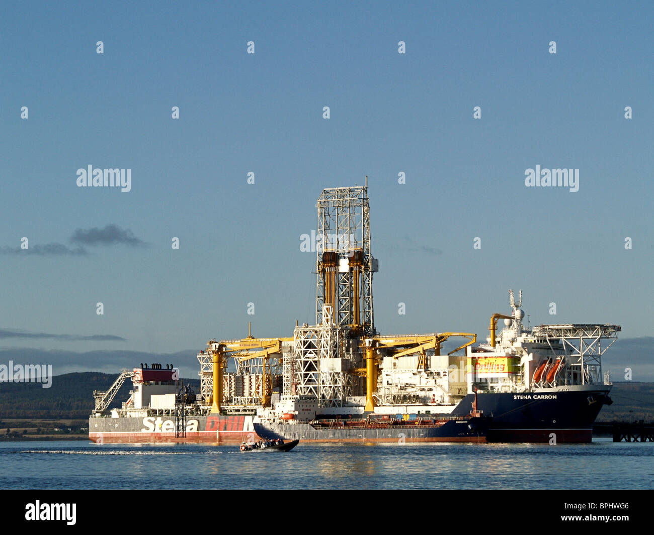 Die Stena Carron tiefen Wasser bohren Schiff vertäut am Nigg Oil Terminal, Cromarty Firth, Schottland. Eine Rippe steht im Vordergrund. Stockfoto
