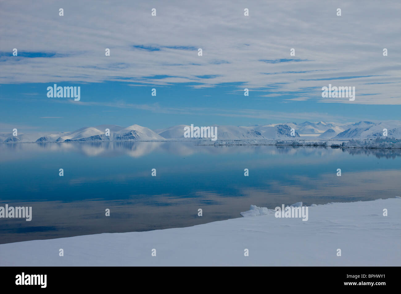 Frühling-Scholle-Rand Tauchen in Lancaster Sound, Teich, Inlet, Baffininsel, Nunavut, Kanada Stockfoto