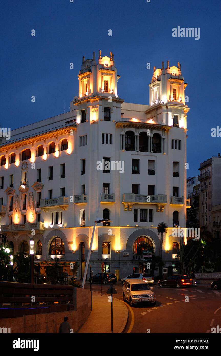 Dusk Street Scene & Town Center Kaufhaus bei Dämmerung oder bei Nacht beleuchtet, Art déco Casa Trujilio (1925-1928), Plaza de la Constitution, Ceuta, Spanien Stockfoto