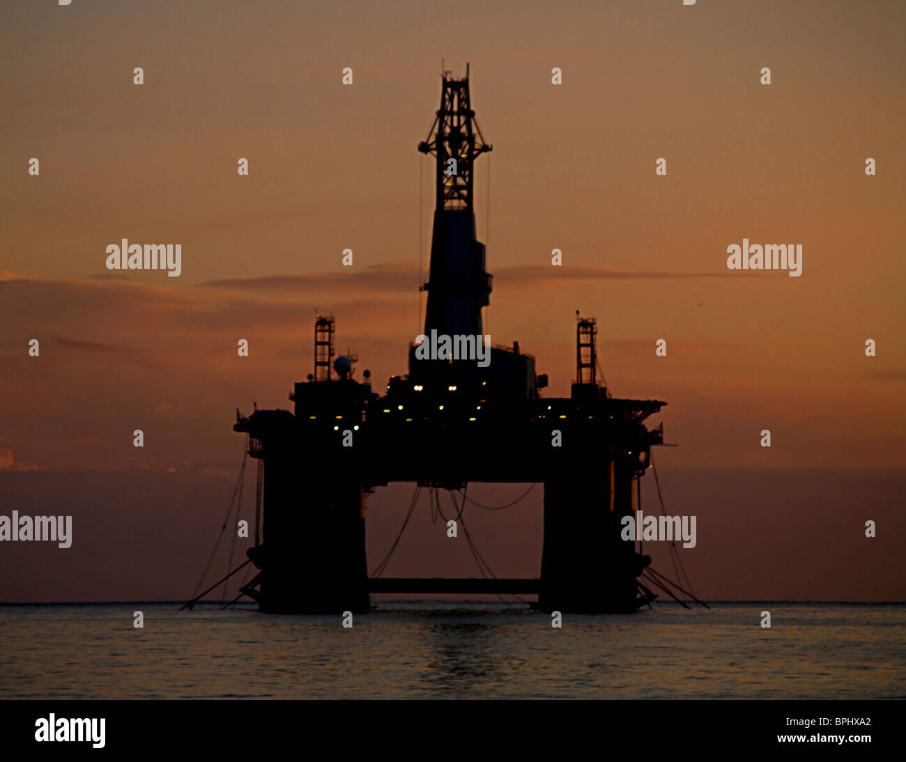 Die Transocean Rather, semi-submersible Ölplattform ist gegen die Morgenröte, Cromarty Firth, Schottland Silhouette. Stockfoto