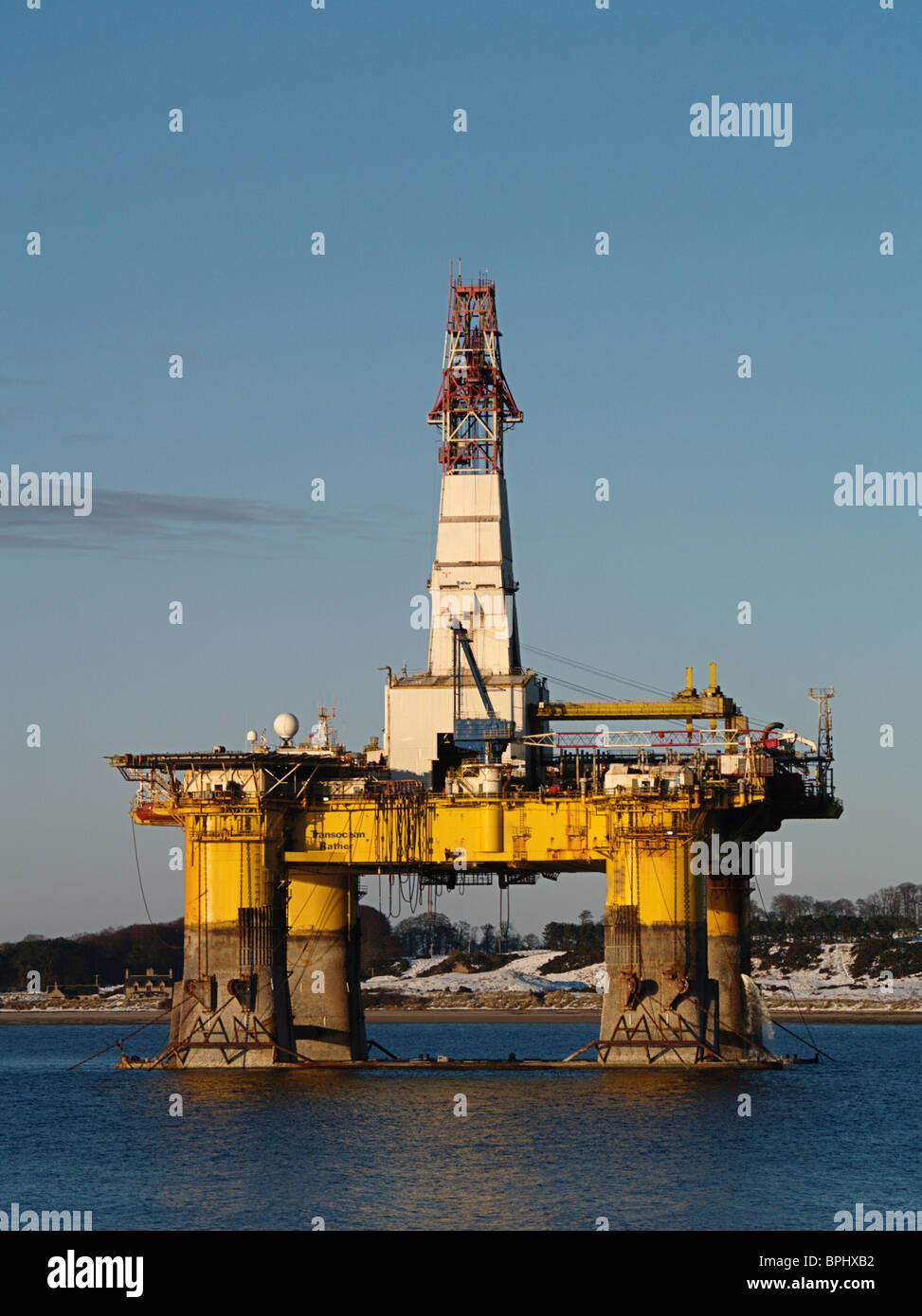 Semi-submersible Ölplattform Transocean eher im Cromarty Firth Schottlands. Stockfoto