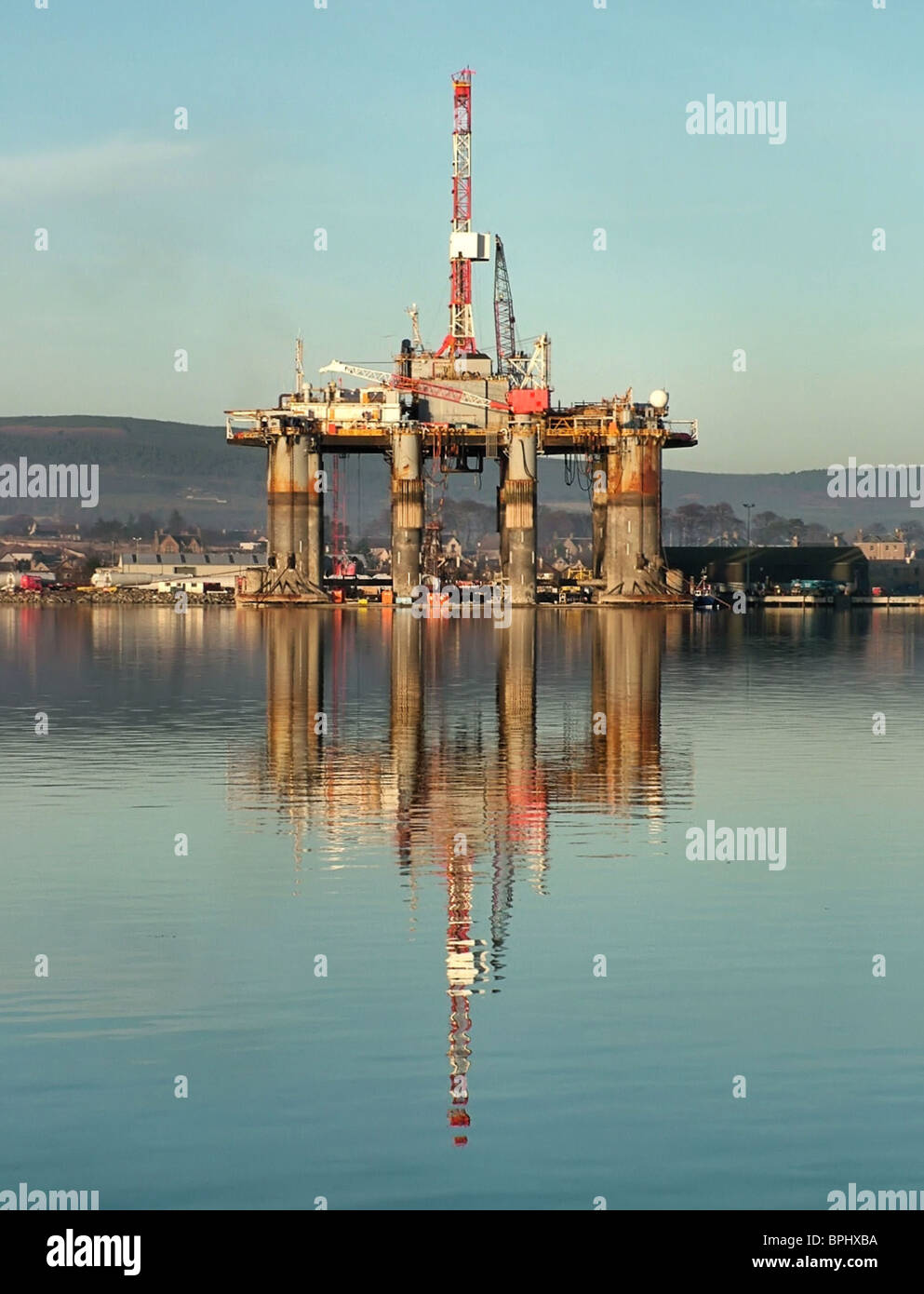 Der Ozean-Wächter, ein halb Sub Öl-Bohrinsel spiegelt sich in den Gewässern des Cromarty Firth, Schottland. Stockfoto