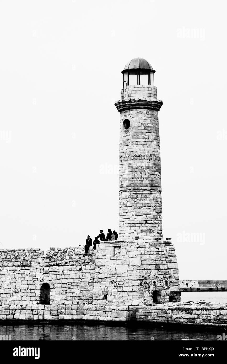 Alter Leuchtturm im venezianischen Hafen von Rethymnon, Kreta, Griechenland. Stockfoto