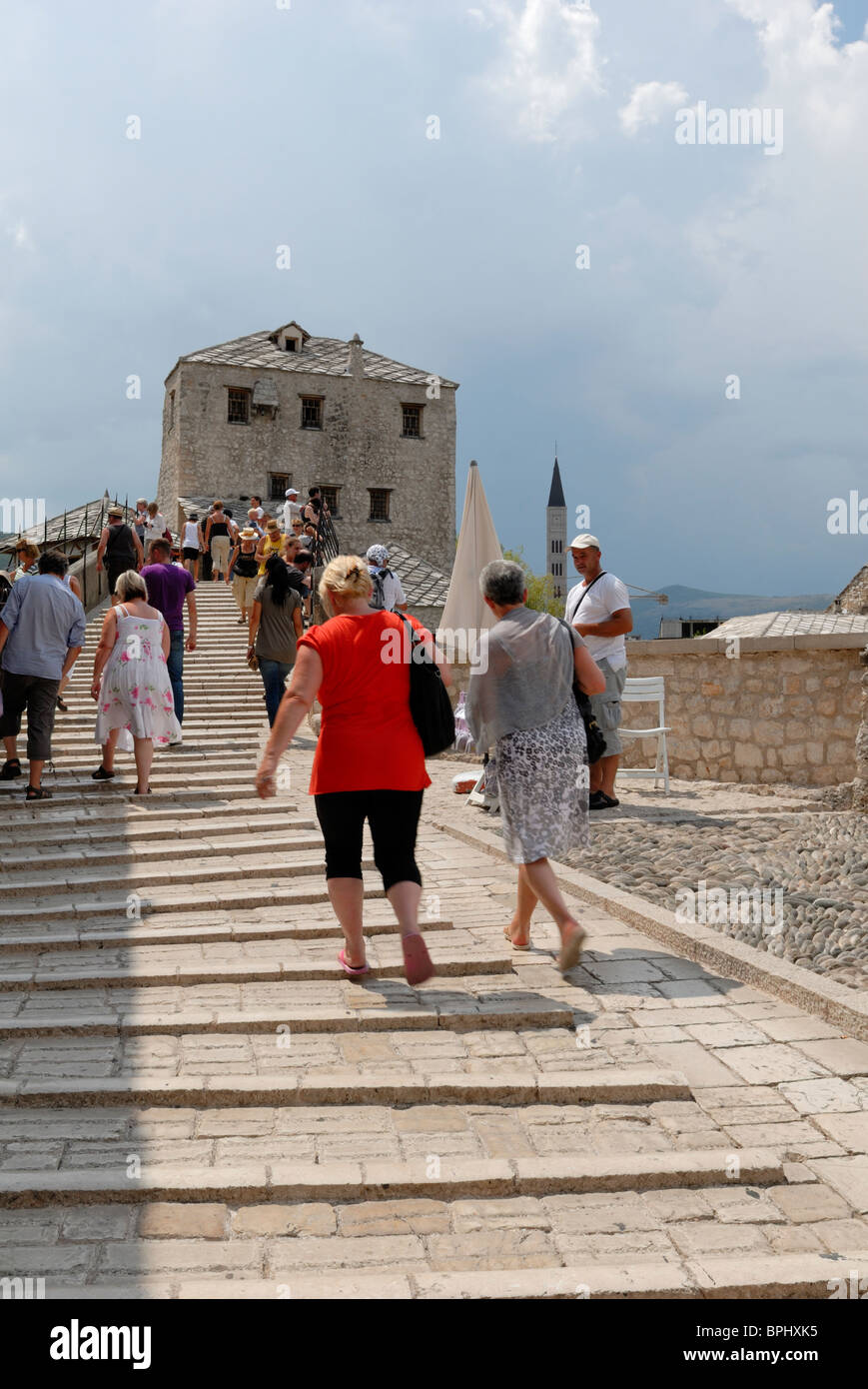 Menschen sind Fuß über die Stari Most, der alten Brücke, die überquert den Fluss Neretva und verbindet zwei Teile der Stadt. Die... Stockfoto