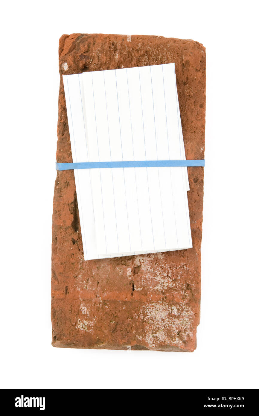 Red Brick und Bedrohung Brief mit weißem Hintergrund Stockfoto