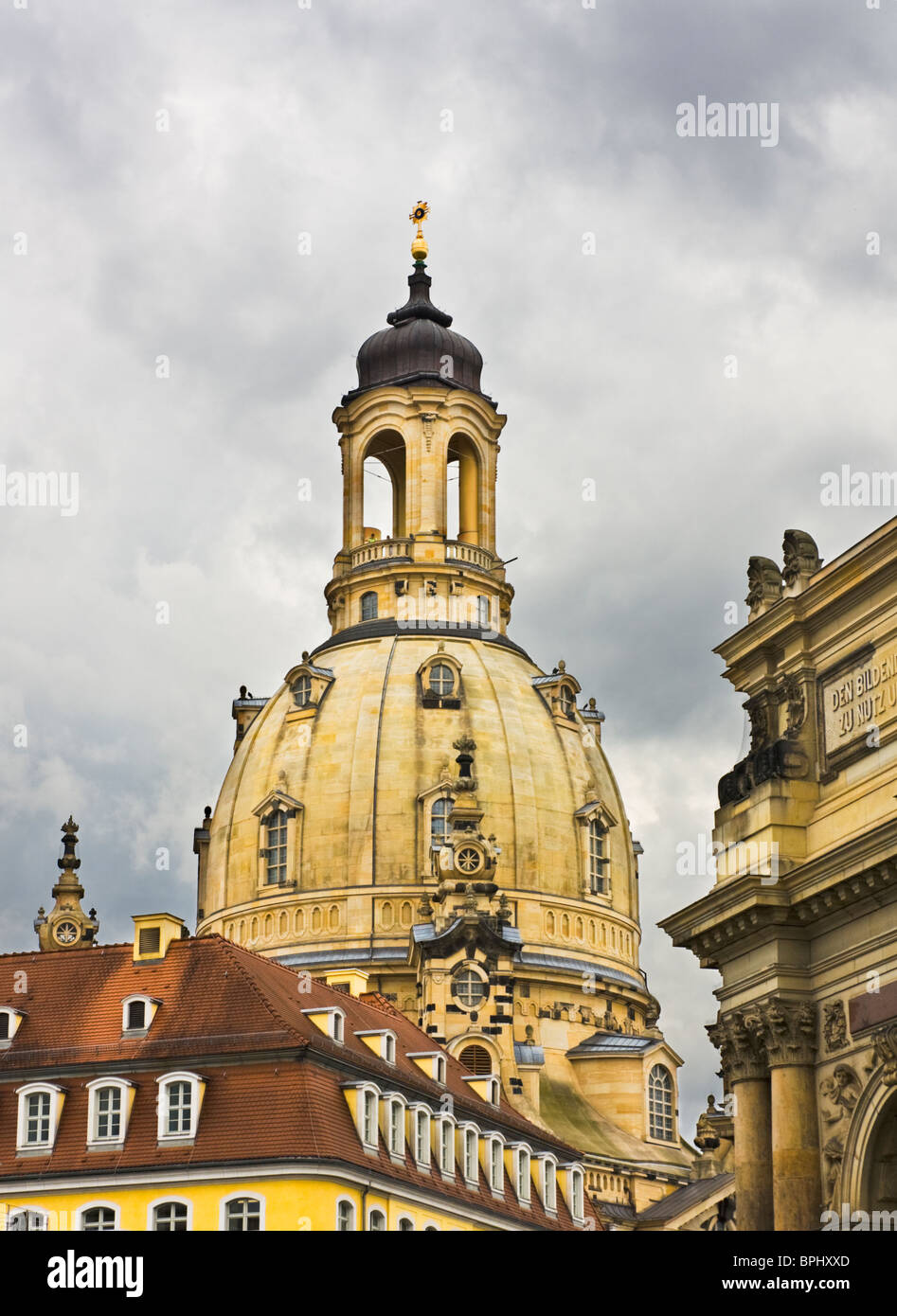 Kuppel der Frauenkirche Dresden eingerahmt durch umliegende Gebäude und gegen grauen Himmel Stockfoto
