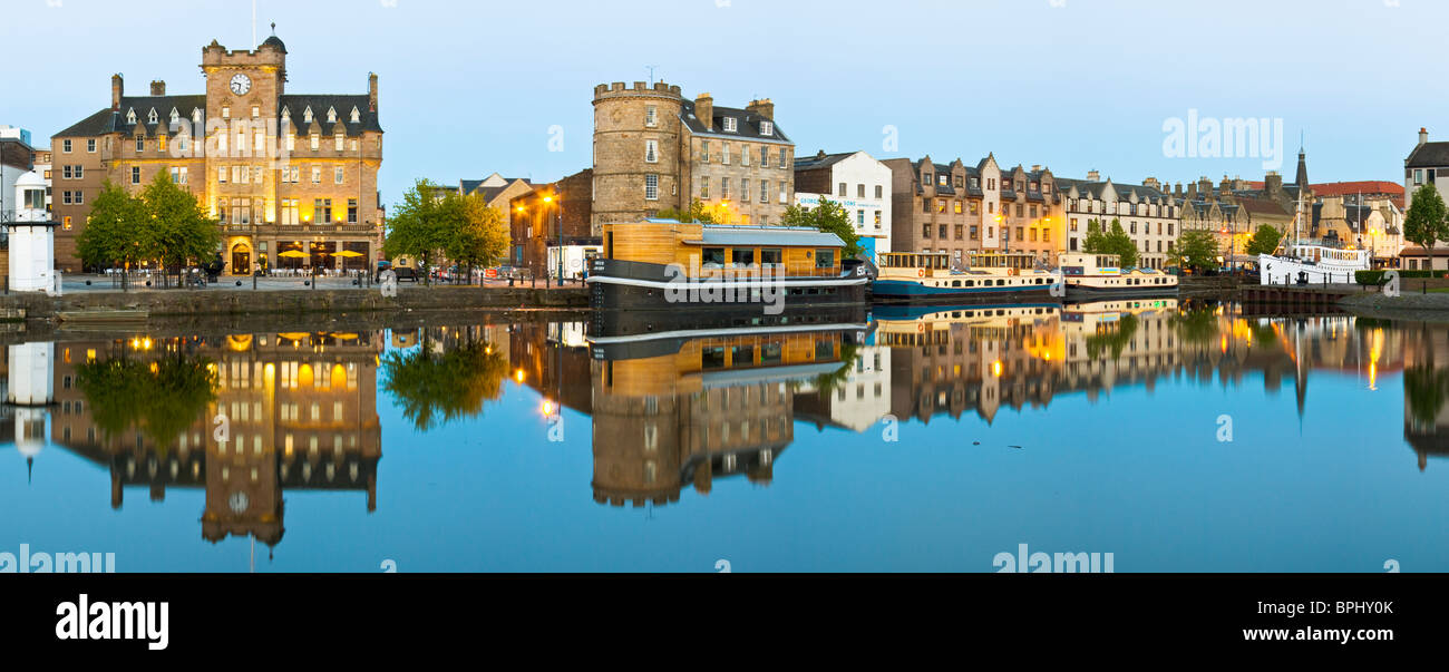 Twilight-Panorama-Bild von The Shore, Leith, Edinburgh, Schottland mit Booten und Reflexionen Stockfoto