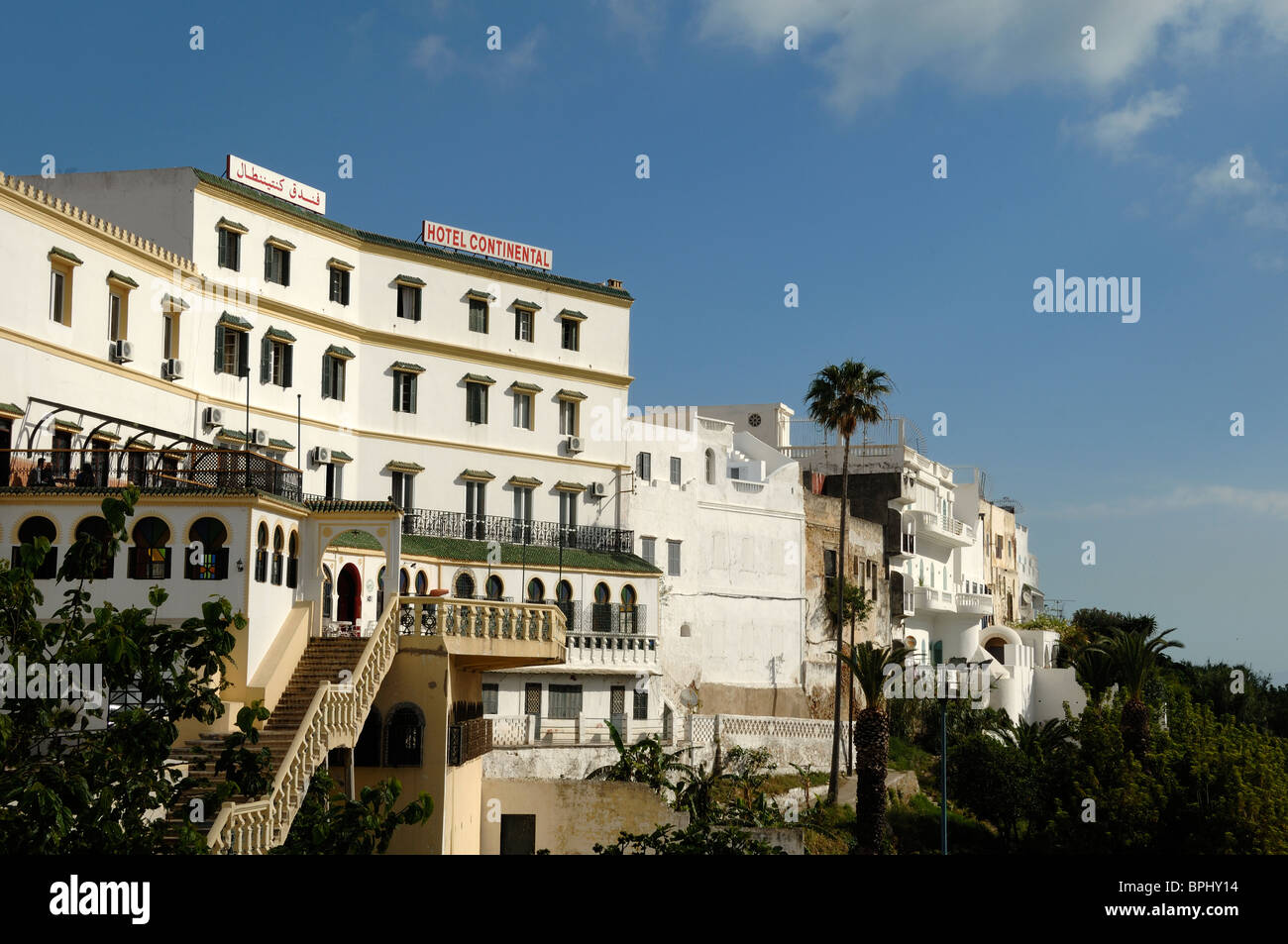 Außenansicht des Hotels Continental (1870) mit Blick auf den Hafen, die Küste oder die Waterfront, Tanger, Tanger oder Tanger, Marokko Stockfoto