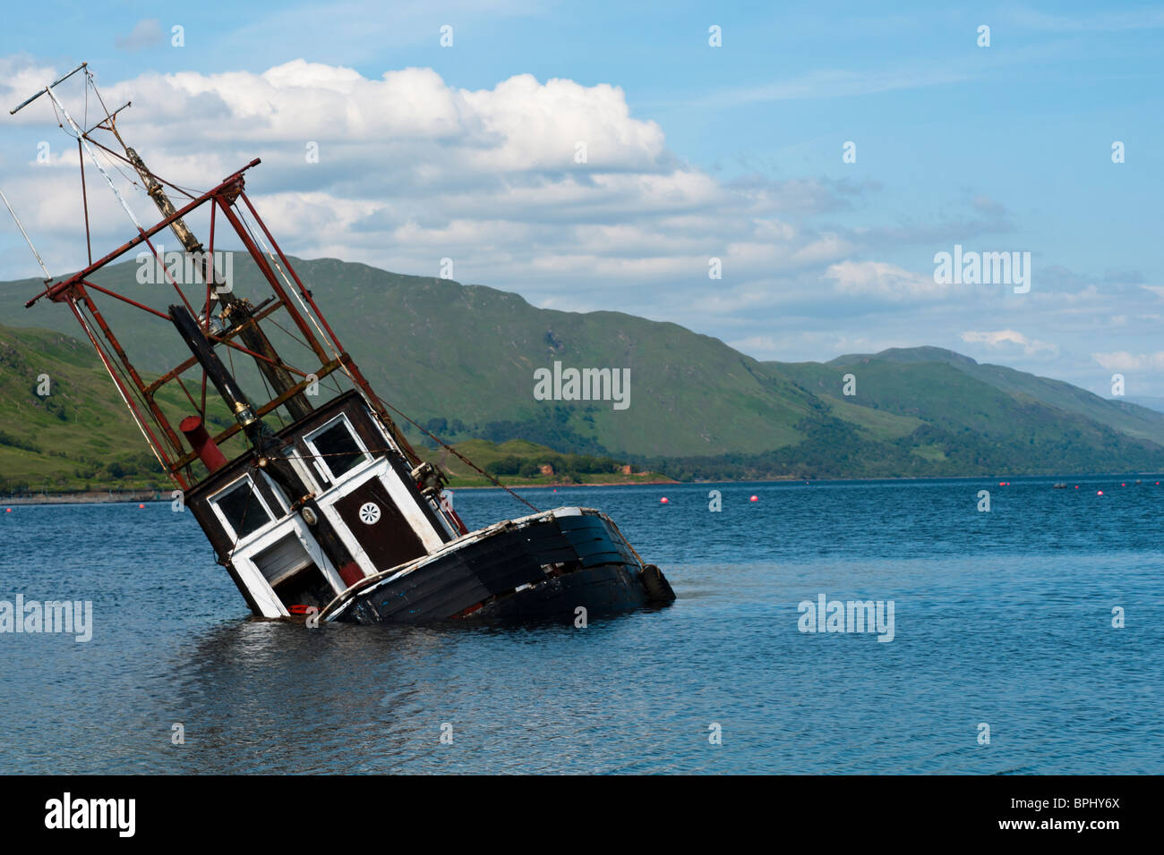 Teilweise eingetauchten Fischereifahrzeug in Loch Linnie Stockfoto