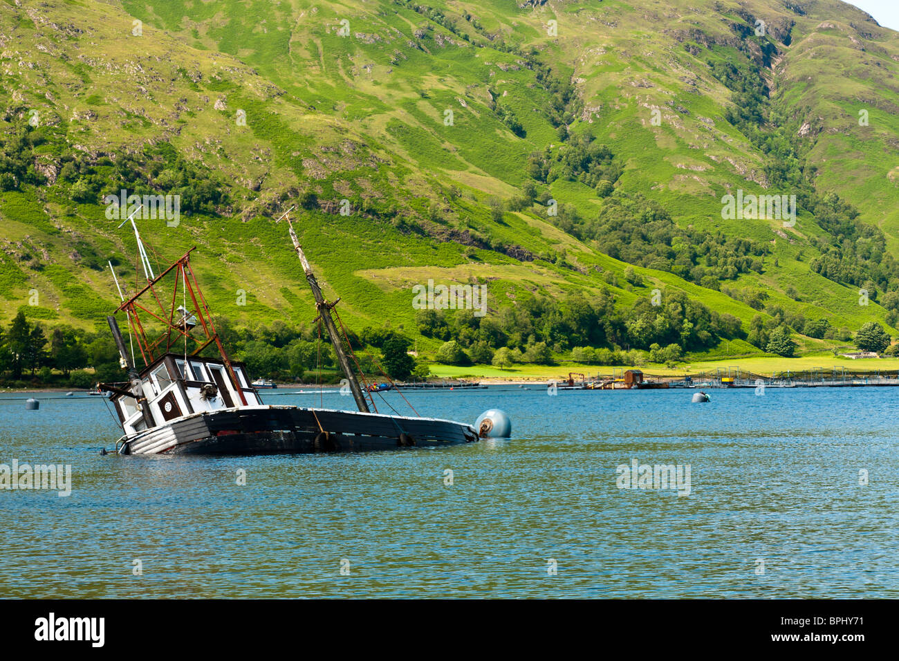 Teilweise eingetauchten Fischereifahrzeug in Loch Linnie Stockfoto