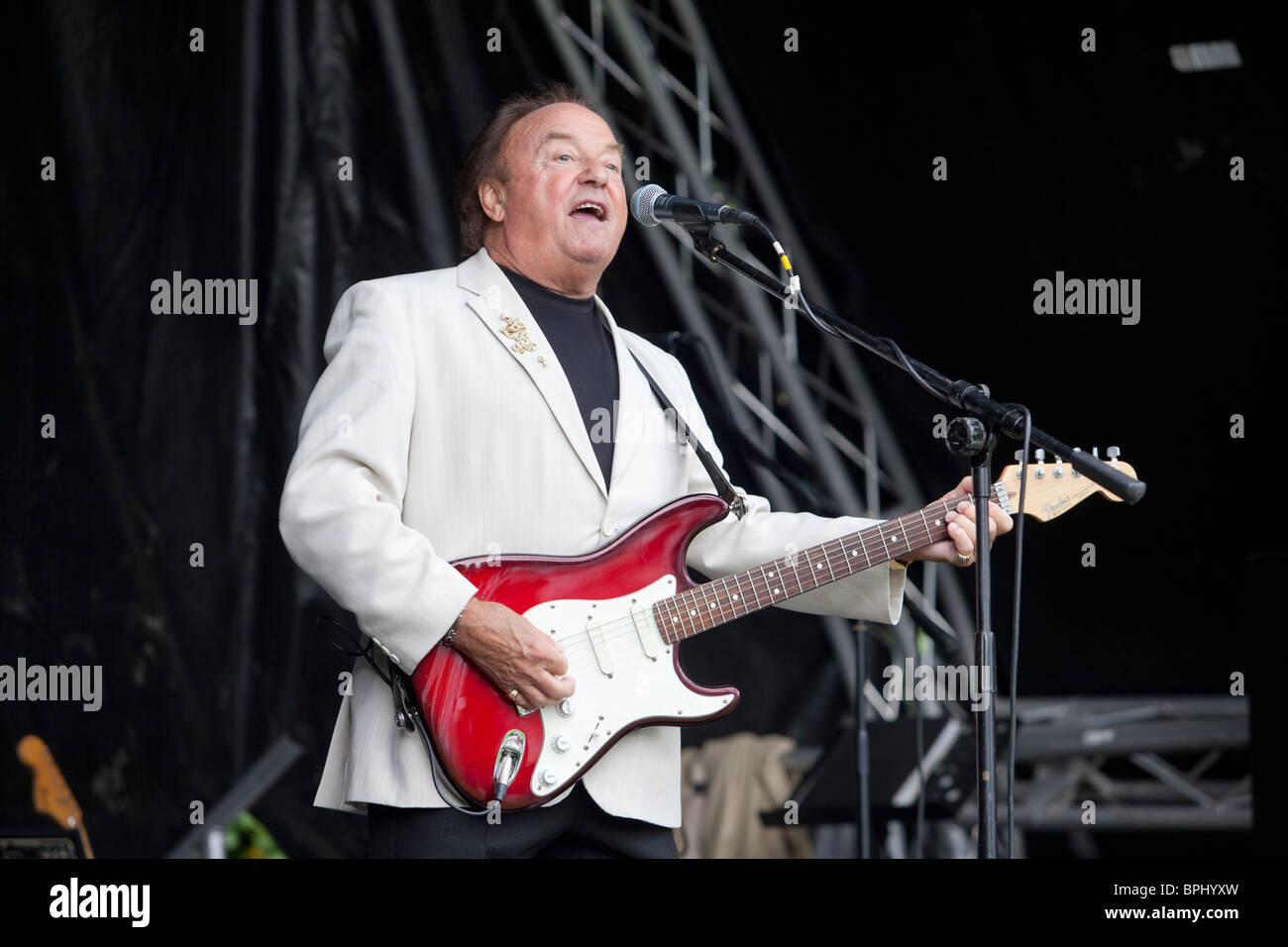 Gerry Marsden von Gerry und die Schrittmacher-Gruppe auf der Bühne. Stockfoto