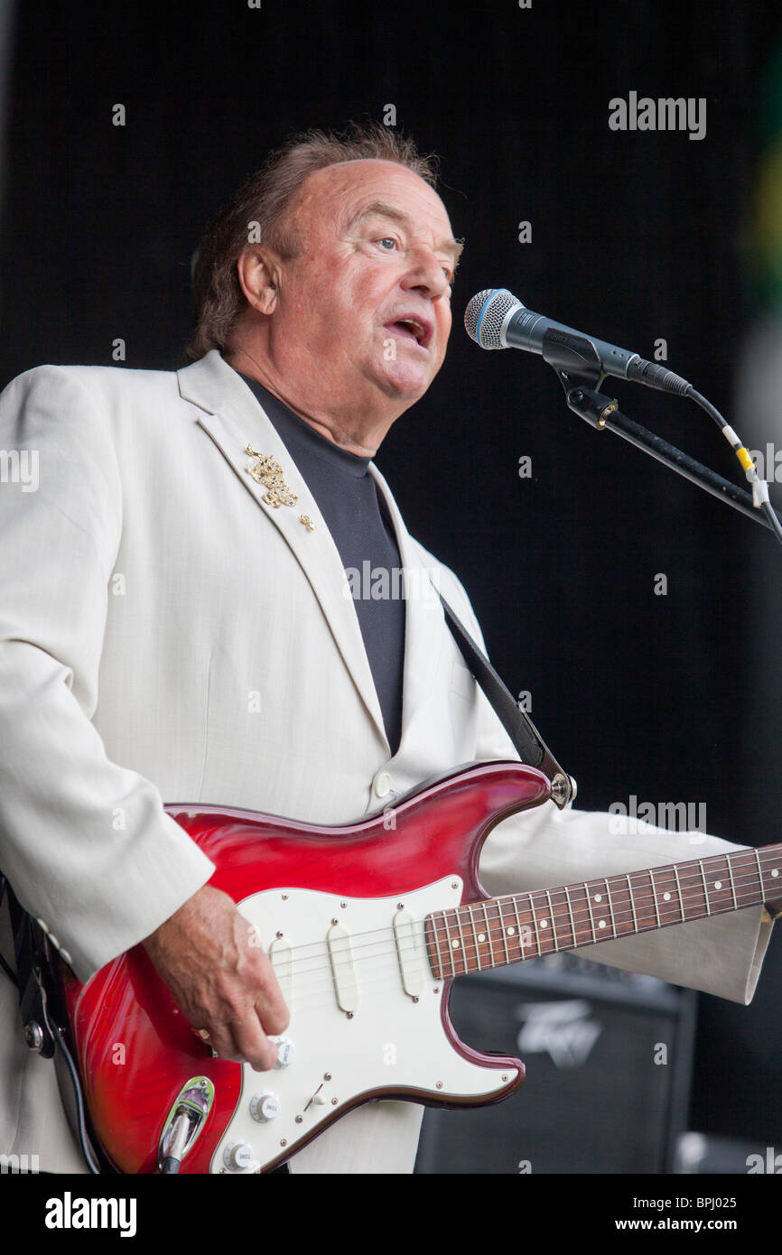 Gerry Marsden von Gerry und die Schrittmacher-Gruppe auf der Bühne. Stockfoto