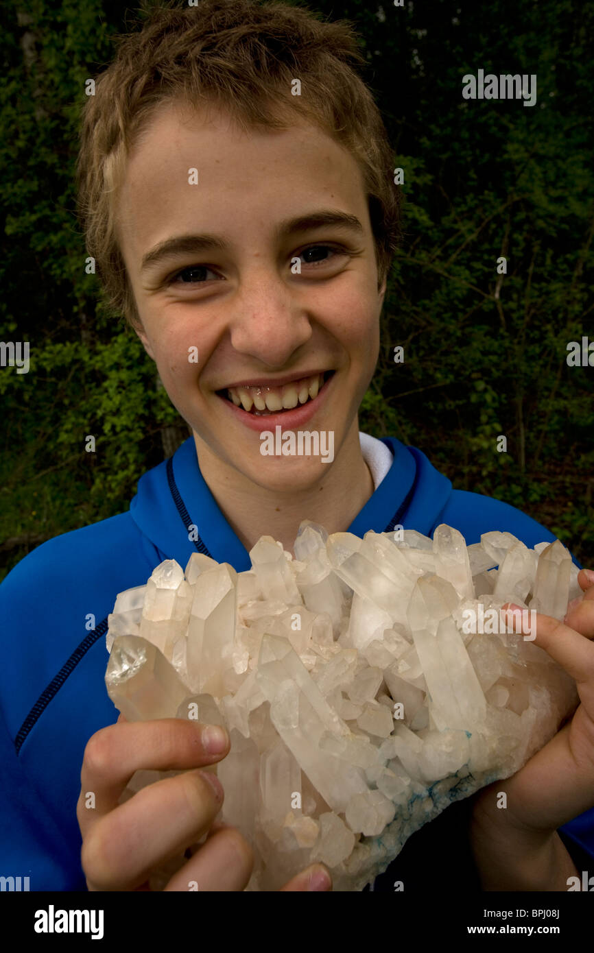 Quarz (SiO2 - Siliziumdioxid) - das häufigste Mineral auf der Erde - von jungen Mann gehalten Stockfoto