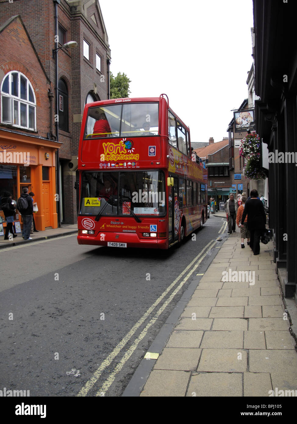 Red tour bus Touristen mit auf eine Reise rund um die historische Stadt York, England Stockfoto