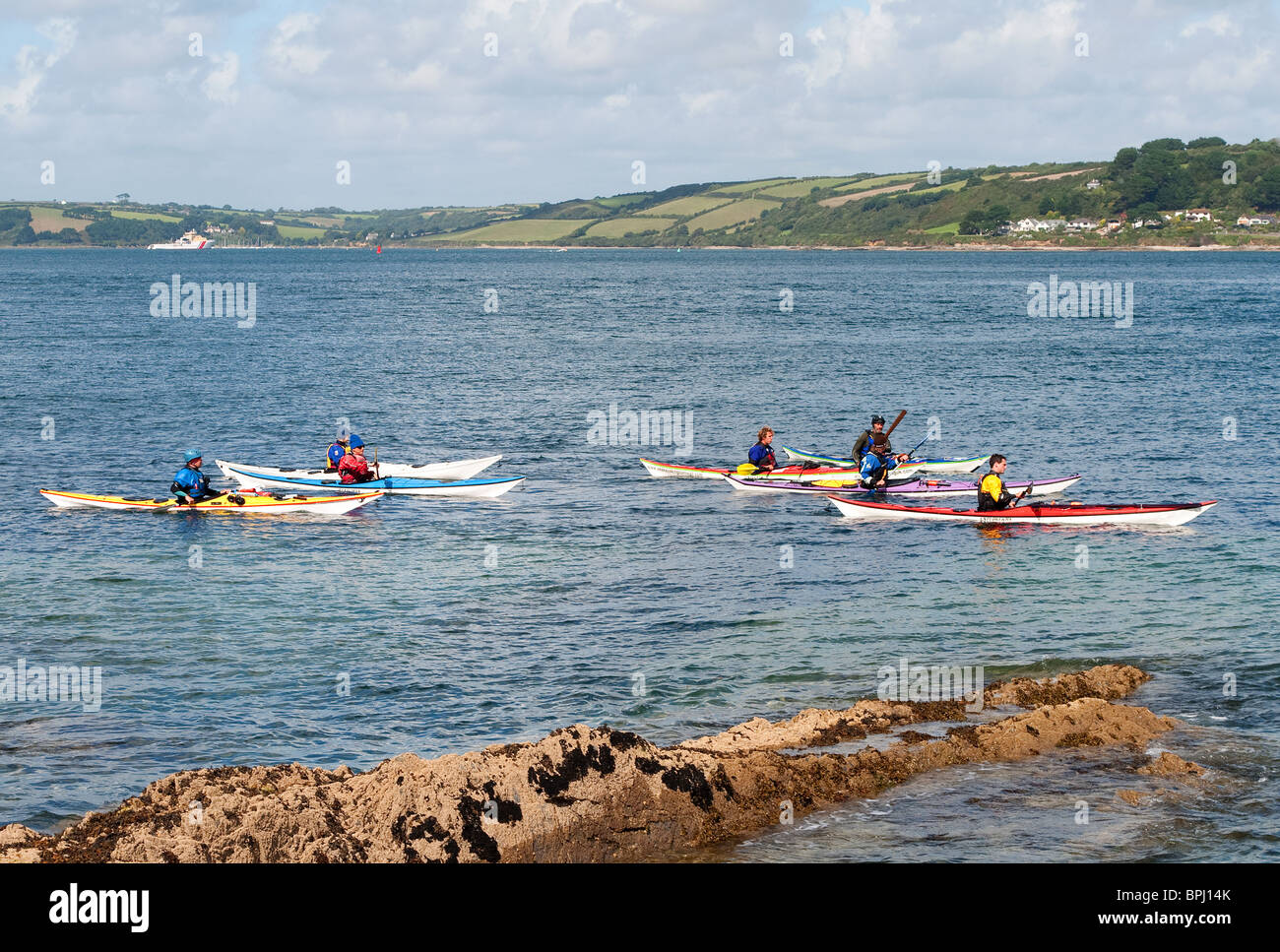 eine Gruppe von Kanuten vor der Küste in der Nähe von Falmouth, Cornwall, uk Stockfoto