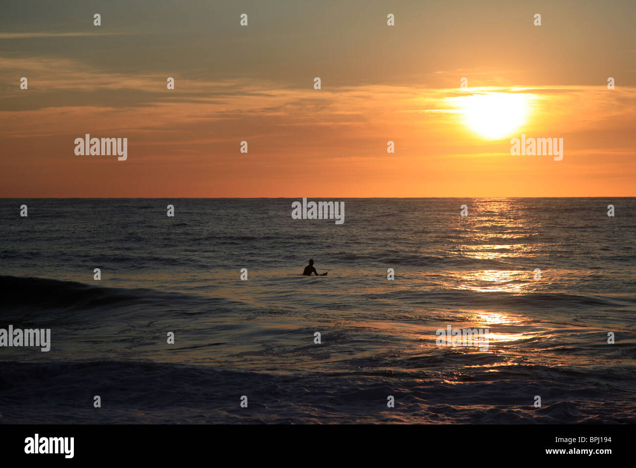 Jeunes Surfeur Qui Pratiquent la Glisse Sur l'Océan Atlantique Stockfoto