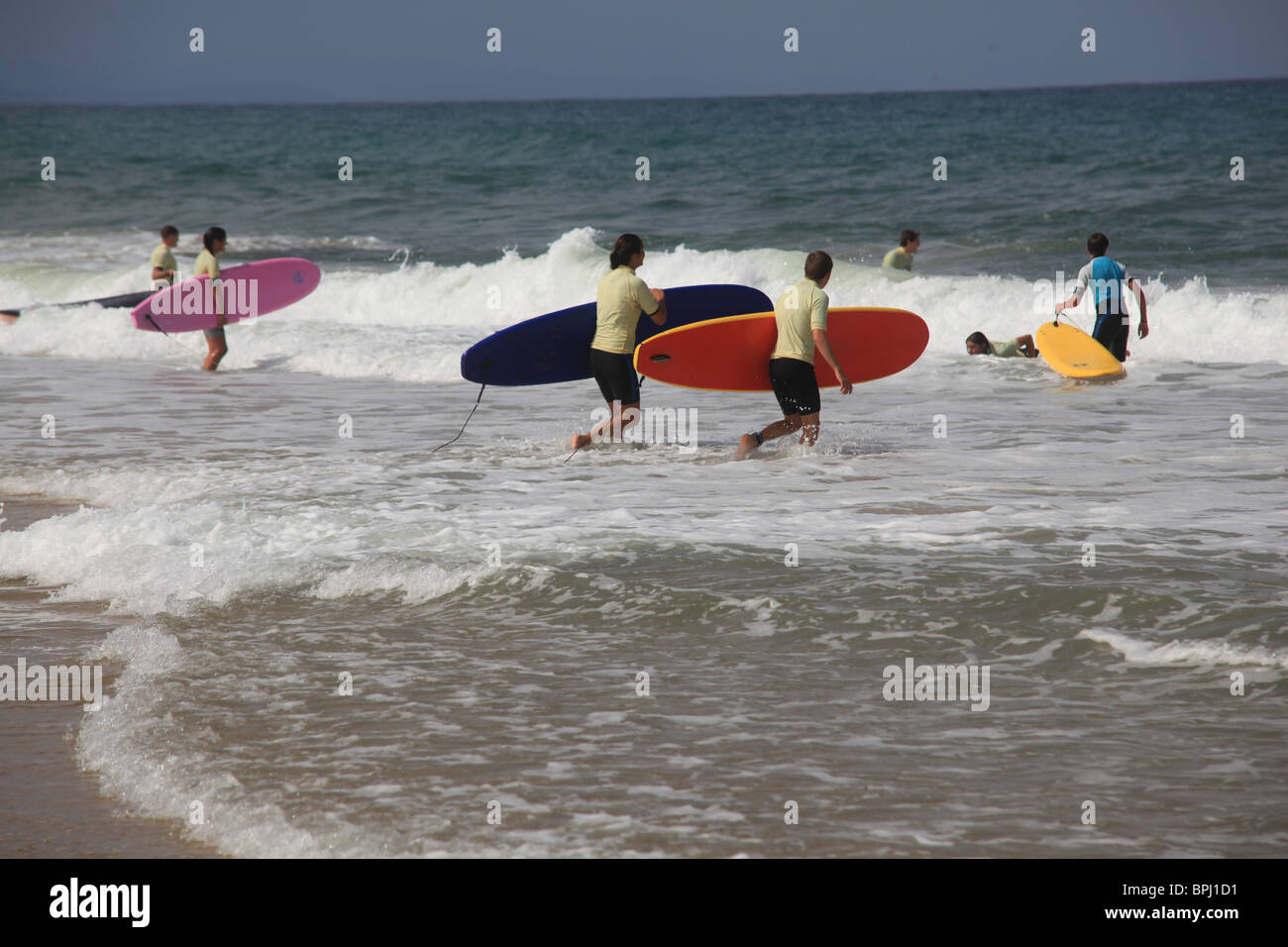Jeunes Surfeur Qui Pratiquent la Glisse Sur l'Océan Atlantique Stockfoto
