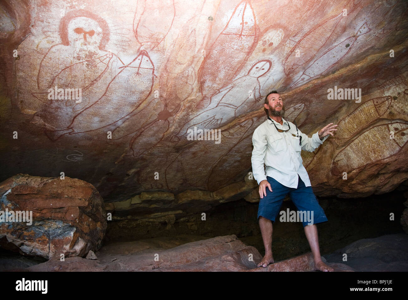 Orion Expedition Team Naturforscher Harry Christiansen zeigt seine Kompetenz zum Thema Aborigine-Felskunst Australien Stockfoto
