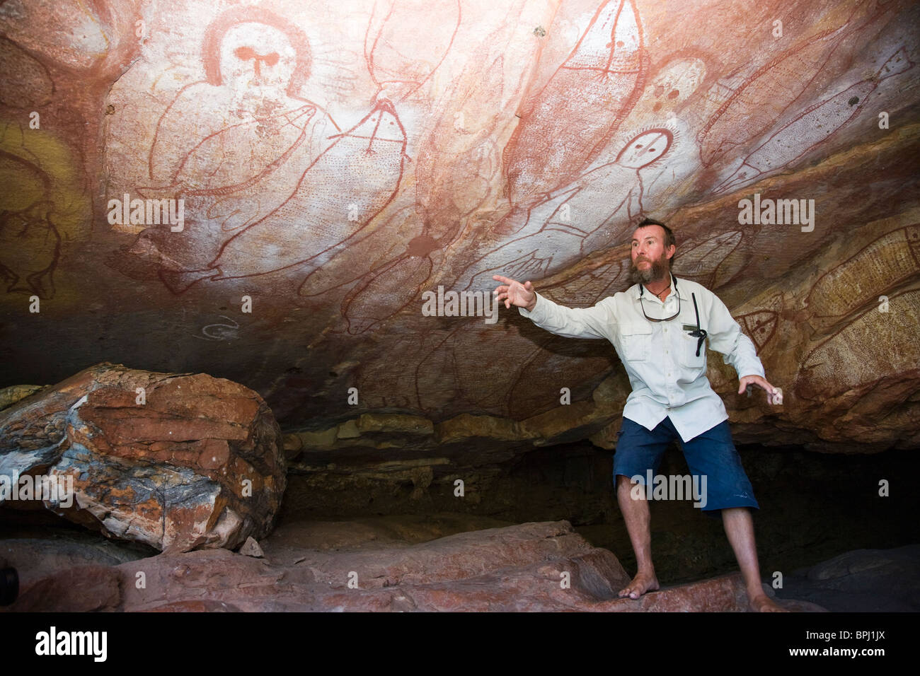 Orion Expedition Team Naturforscher Harry Christiansen zeigt seine Kompetenz zum Thema Aborigine-Felskunst Australien Stockfoto