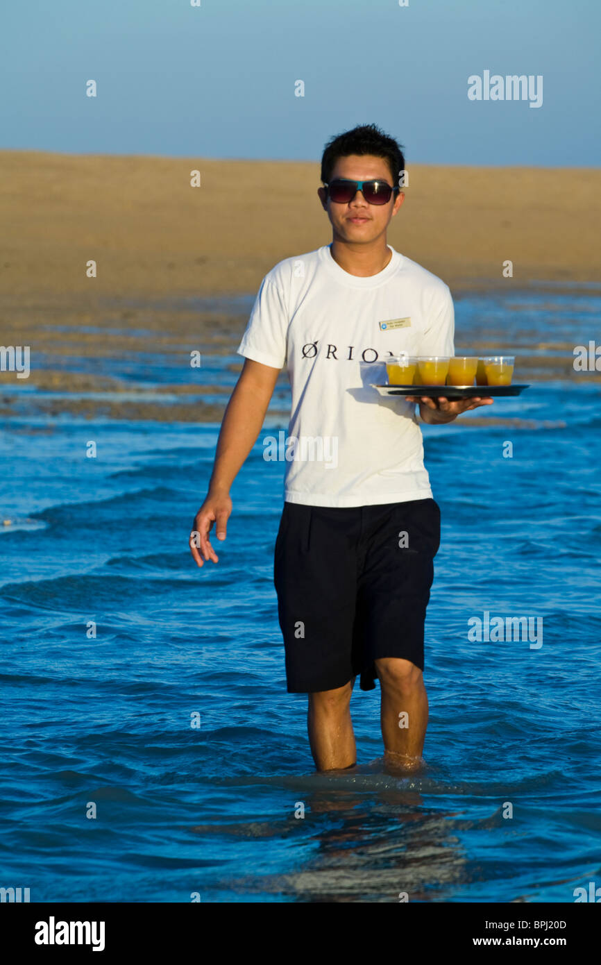 Passagiere aus der Aussie Expedition Kreuzer Orion werden Erfrischungen Montgomery Riff Collier Bay Western Australia behandelt. Stockfoto