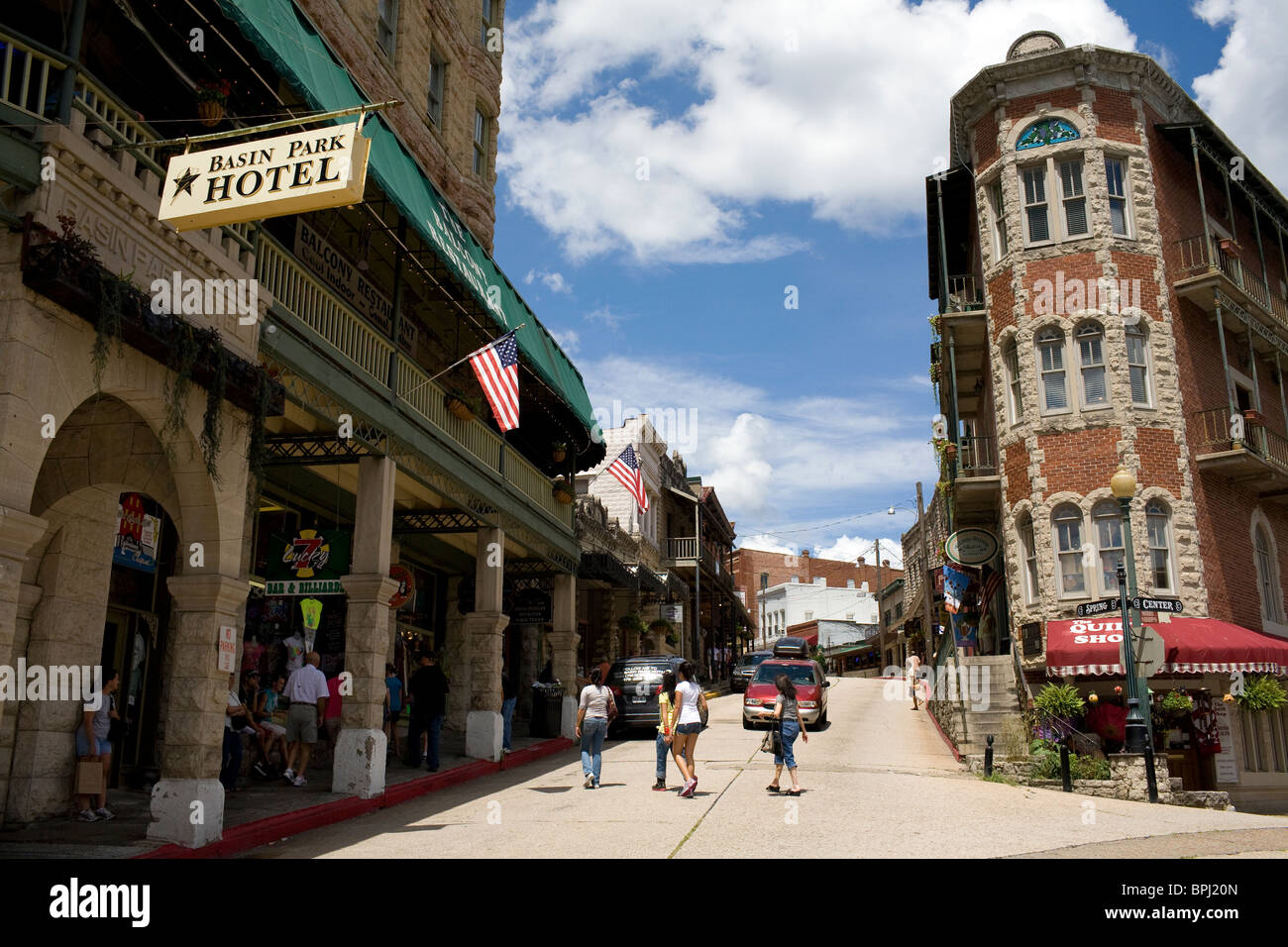 Besucher, die Einkaufsmöglichkeiten in der historischen Innenstadt von Eureka Springs, Arkansas Stockfoto