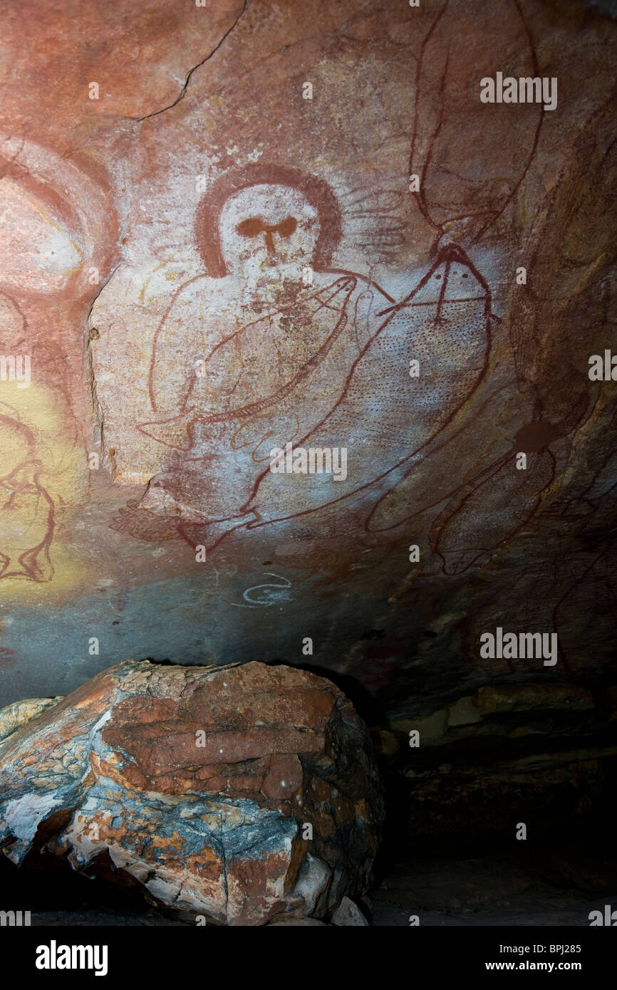 Wandjina Figuren durch das Worrorra Volk an der Höhlendecke Floß Zeitpunkt Collier Bay Australien Stockfoto