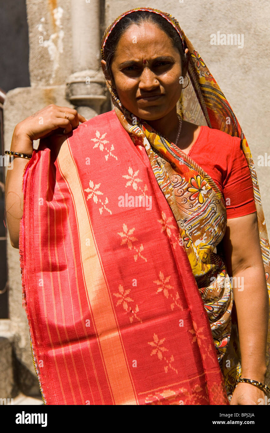 Eine Gujarati-Frau zeigt ihre Hand gesponnenen Patola Seide in Rajkot, Indien. Stockfoto