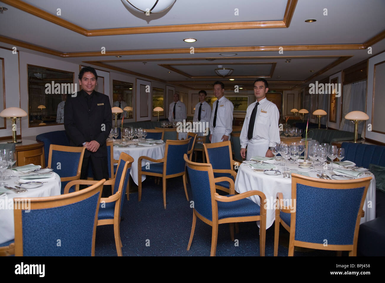 Maitre d ' Hotel Clinton Perkins, Personal im Speisesaal Konstellation Restaurant Orion Kimberley Highlights cruise Western Australia Stockfoto