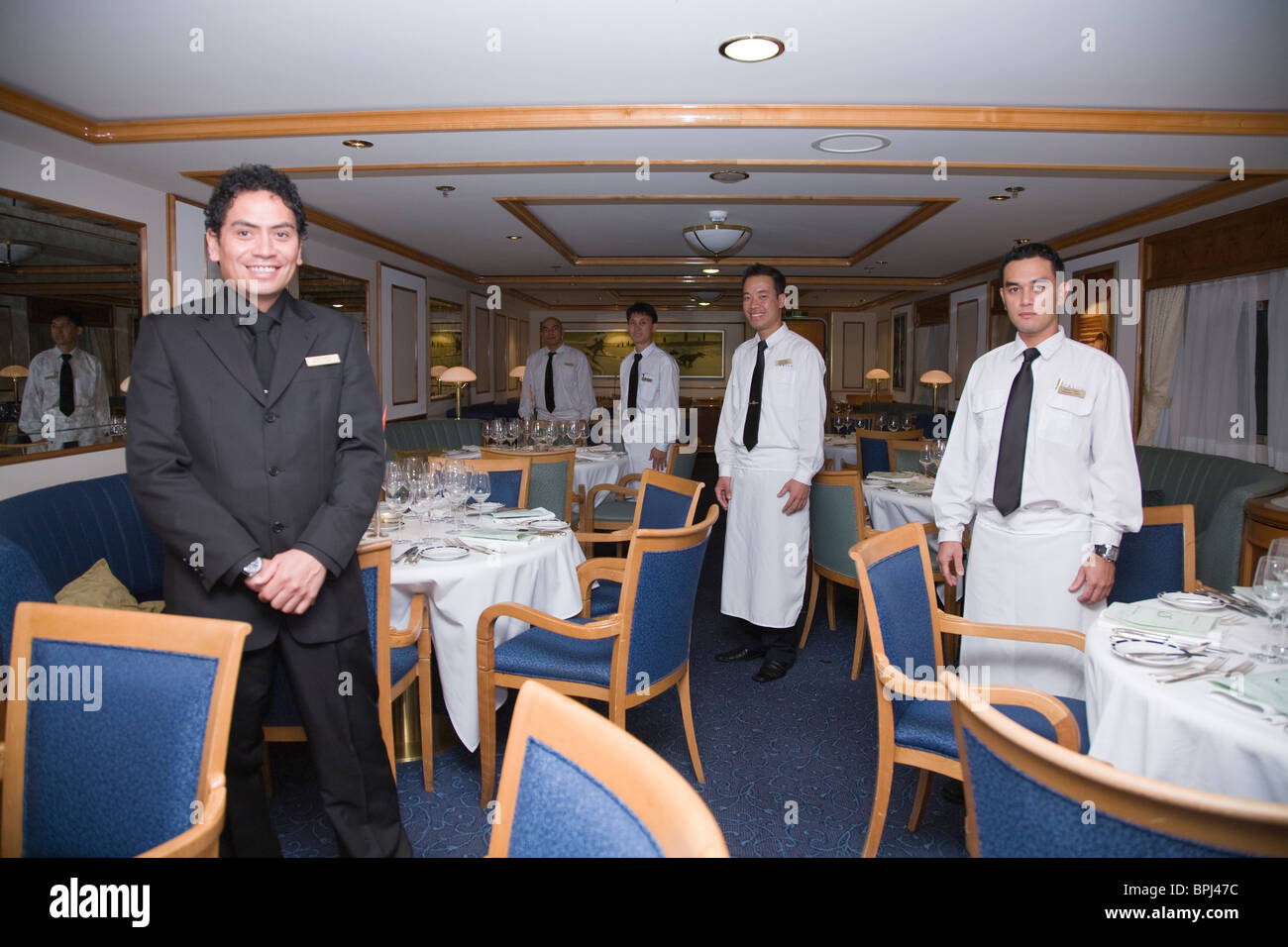 Maitre d ' Hotel Clinton Perkins, Personal im Speisesaal Konstellation Restaurant Orion Kimberley Highlights cruise Western Australia Stockfoto