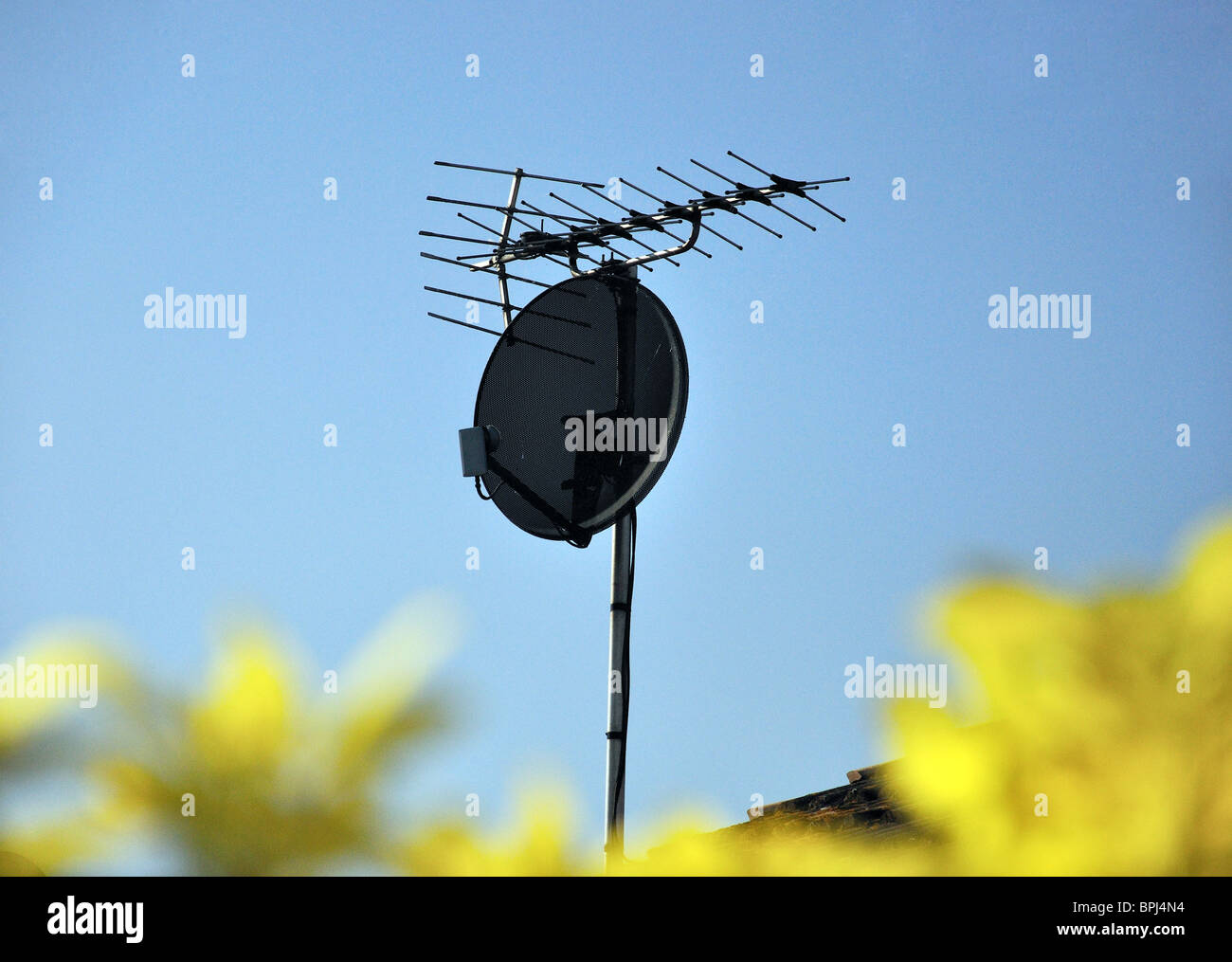 Satellitenschüssel und TV Antenne am Dach des Hauses, Stanwell Moor, Surrey, England, Vereinigtes Königreich Stockfoto