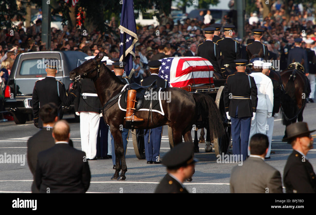 WASHINGTON, DC - 9. JUNI: Der Caisson mit dem Sarg des ehemaligen US-Präsidenten Ronald Reagan und einem reitlosen Pferd mit seinem Stiefel bereiten sich auf den Weg zum Kapitol der Vereinigten Staaten am 9. Juni 2004 in Washington, DC vor (Foto: Jonathan Paul Larsen / Diadem Images) Stockfoto WASHINGTON, DC - 9. JUNI: Der Caisson mit dem Sarg des ehemaligen US-Präsidenten Ronald Reagan und einem reitlosen Pferd mit seinem Stiefel bereiten sich auf den Weg zum Kapitol der Vereinigten Staaten am 9. Juni 2004 in Washington, DC vor (Foto: Jonathan Paul Larsen / Diadem Images) Stockfoto