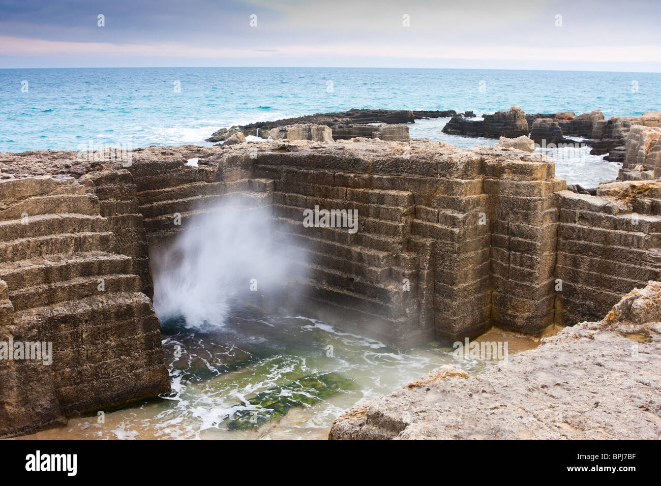 Interessante Landschaft von einem alten Steinbruch am Meer am Torre Egnatia, in der Nähe von Bari in Italien. Stockfoto