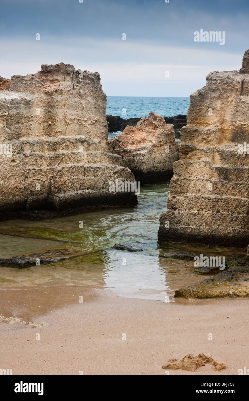 Interessante Landschaft von einem alten Steinbruch am Meer am Torre Egnatia, in der Nähe von Bari in Italien. Stockfoto