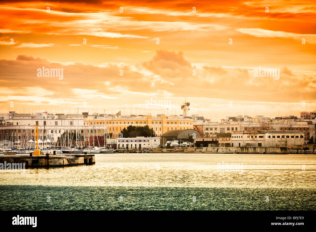 Sonnenuntergang über der Stadt Bari im Winter, Italien. Stockfoto