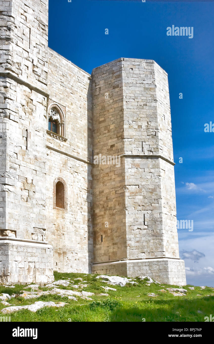 Blick auf Castel del Monte, Andria, Apulien, Italien, Europa im Sommer. Stockfoto