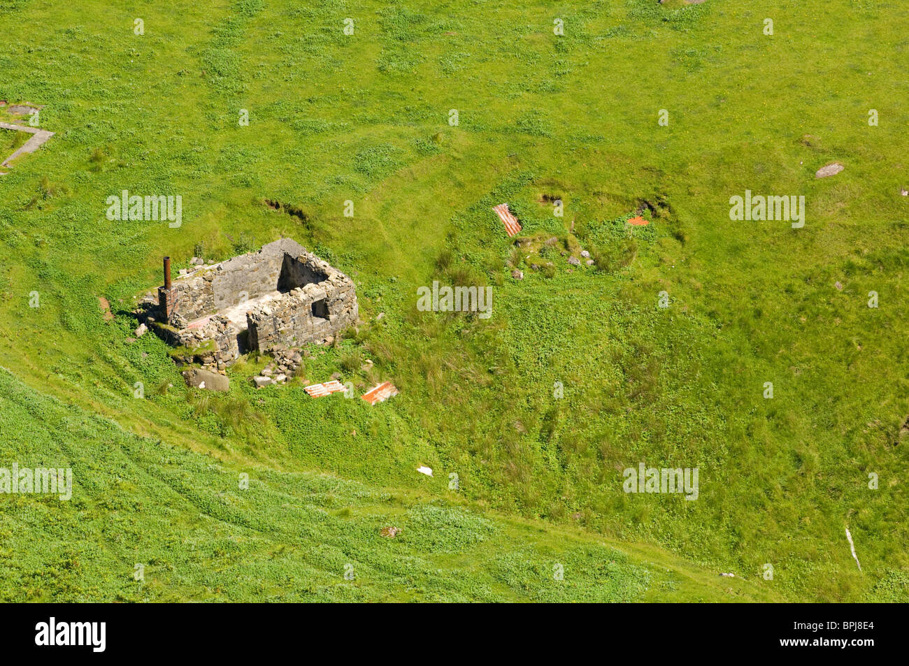 Alte verlassene dachlose Kleinbauern Hütte an der nordöstlichen Küste der Isle Of Skye. Stockfoto