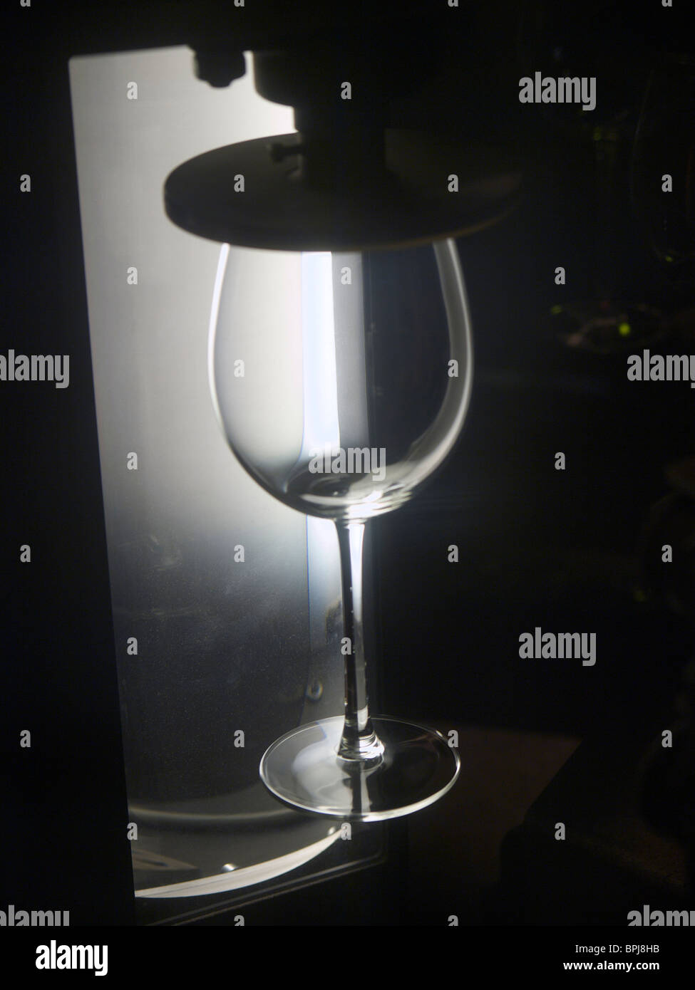 Qualitätskontrolle der Libbey Glashütte in Leerdam die Niederlande, wo sie Weingläser machen Stockfoto