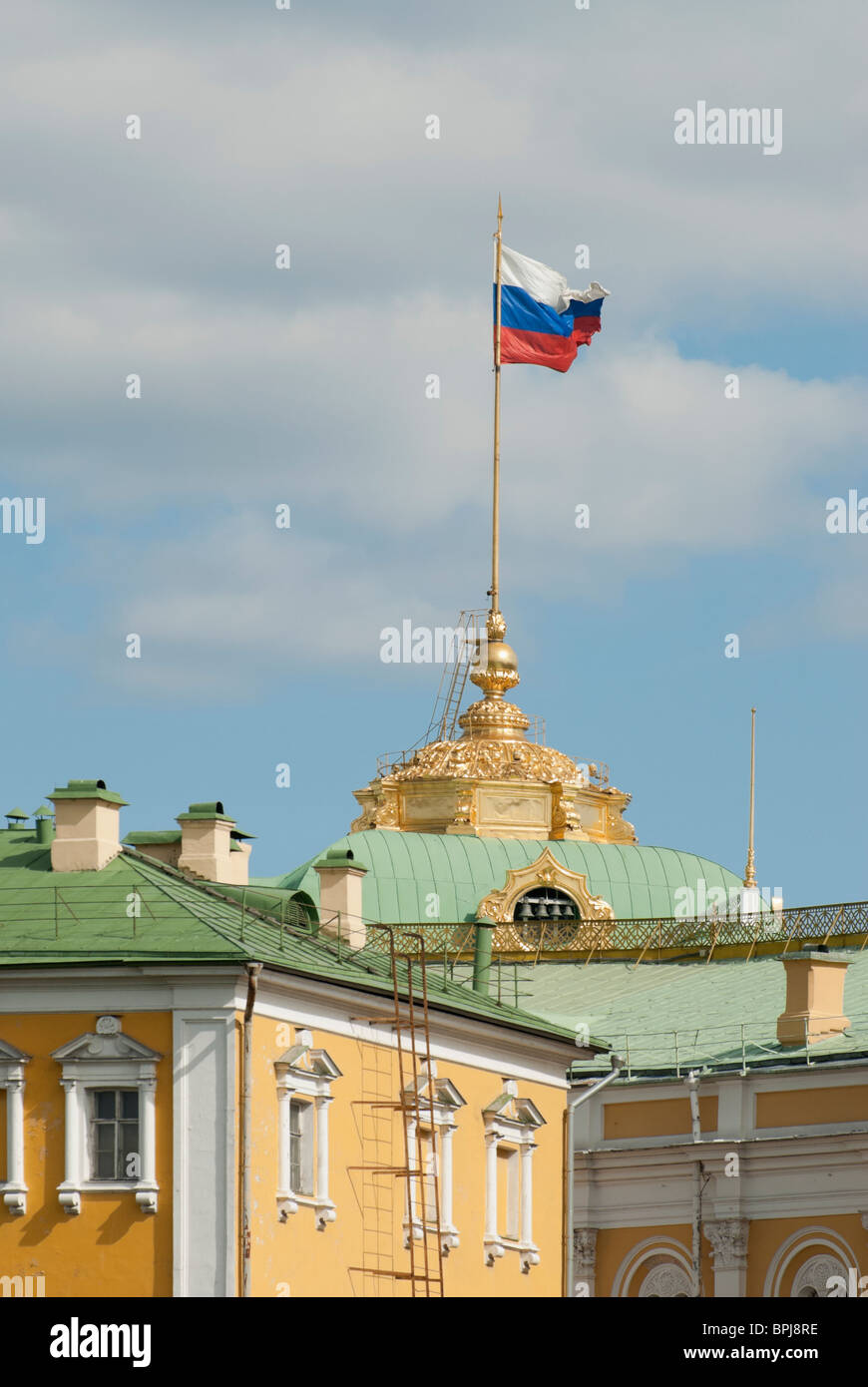 Russische Flagge über dem Moskauer Kreml Stockfoto