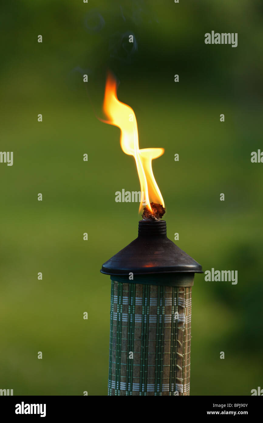 Garten Fackel Flamme Closeup über unscharfen Hintergrund Stockfoto