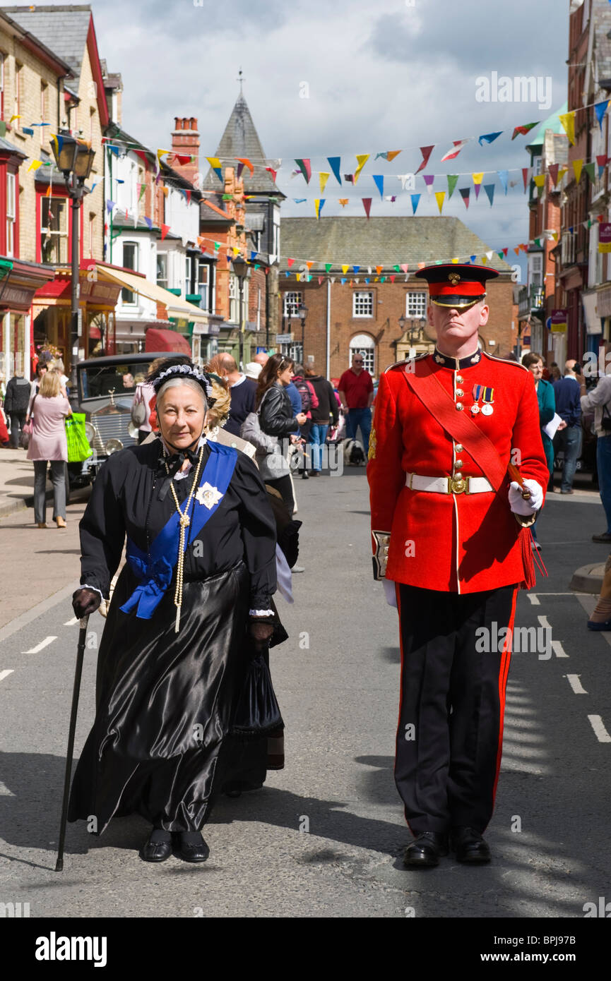 Königin Victoria mit militärischen Eskorte ein Spaziergang auf dem viktorianischen Festival in Llandrindod Wells Powys Mid Wales UK Stockfoto